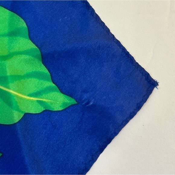 🌟HP🌟VTG 1970s-80s Hummingbird & Hibiscus Royal Blue Silk Scarf - Picture 8 of 11